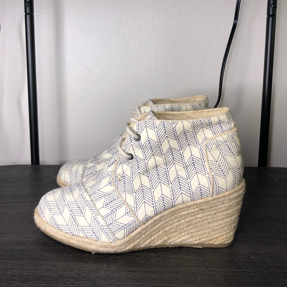 Toms Beige & Blue Desert Wedges Sz 7.5